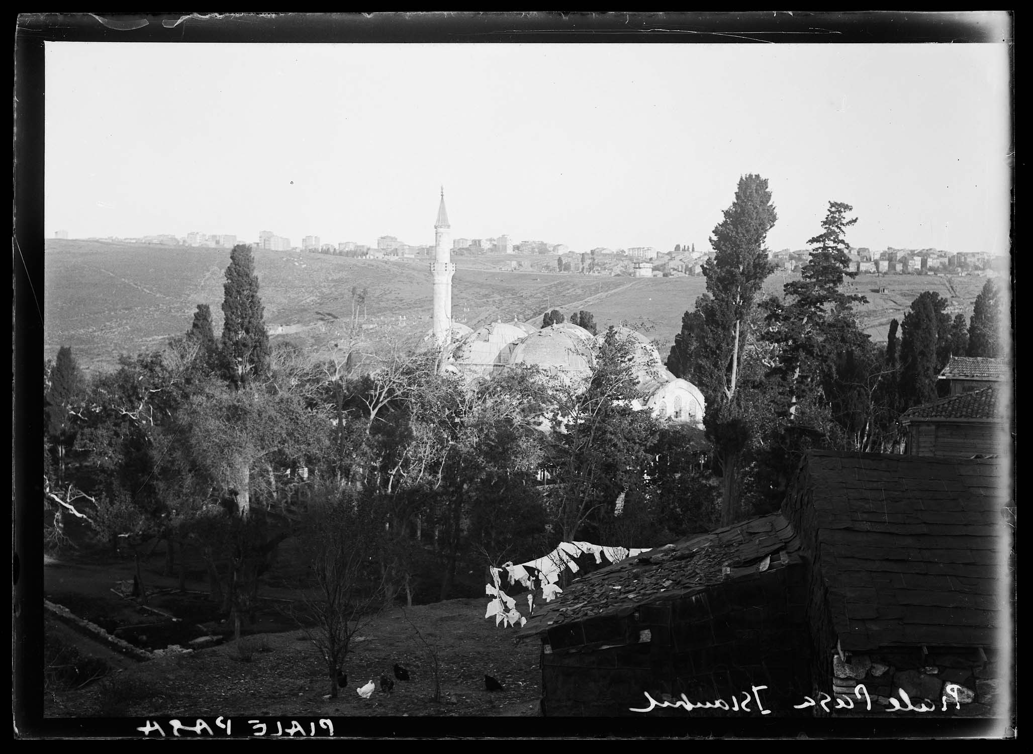 Vue éloignée du bâtiment, avec le paysage alentour